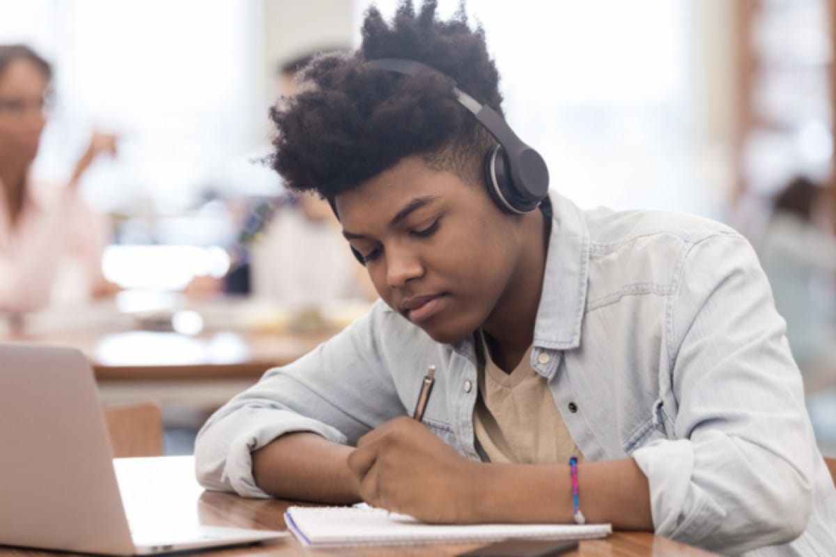 راهنمای تقویت لیسنینگ با تکنیک رونویسی