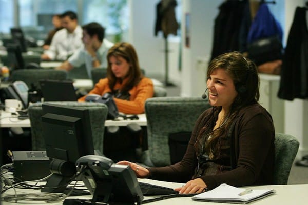 تصویری از یک کال سنتر که فردی با عبارات پرکاربرد در مرکز تماس دارد فرد پشت خط را راهنمایی میکند